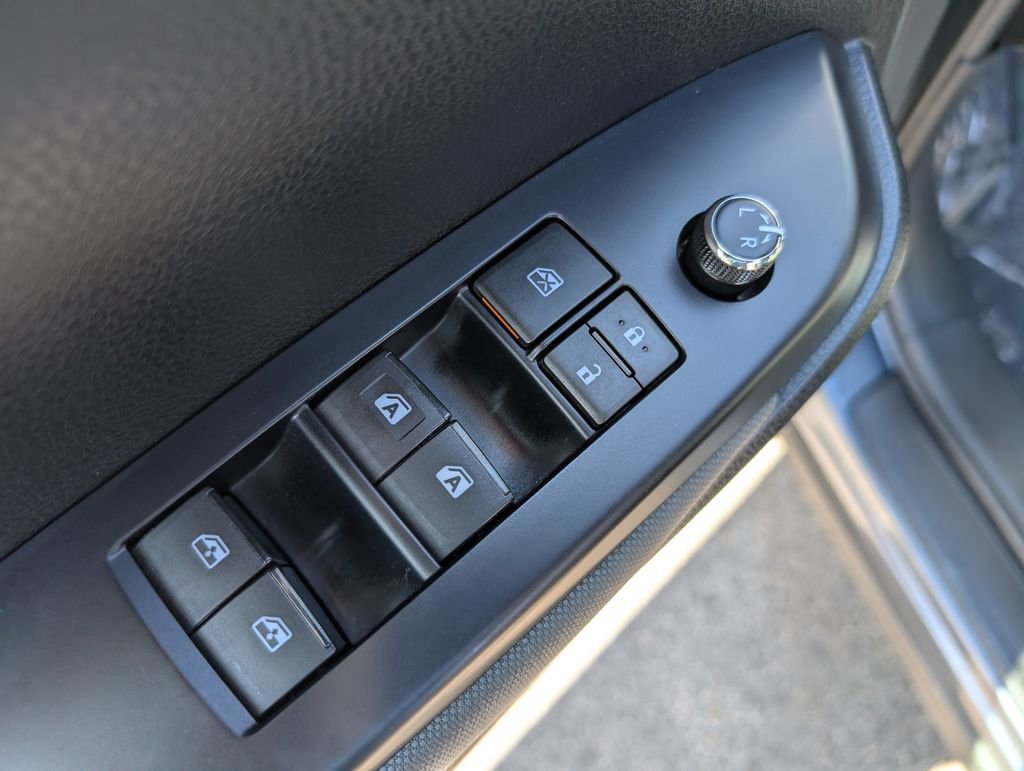 Used 2019 Toyota Highlander LE AWD/4WD image 18