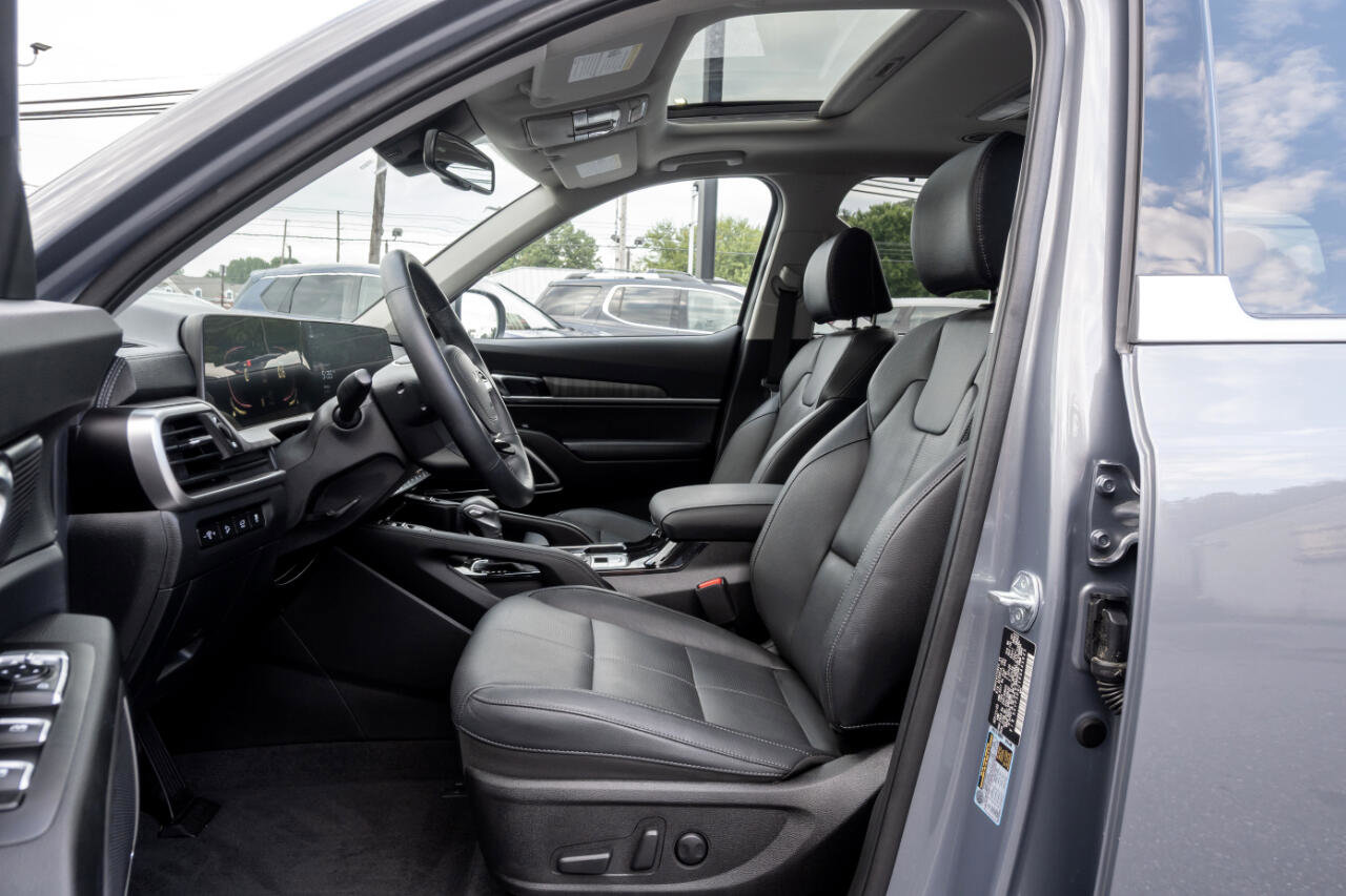 Used 2024 Kia Telluride EX w/ EX Captain's Chair Package image 13