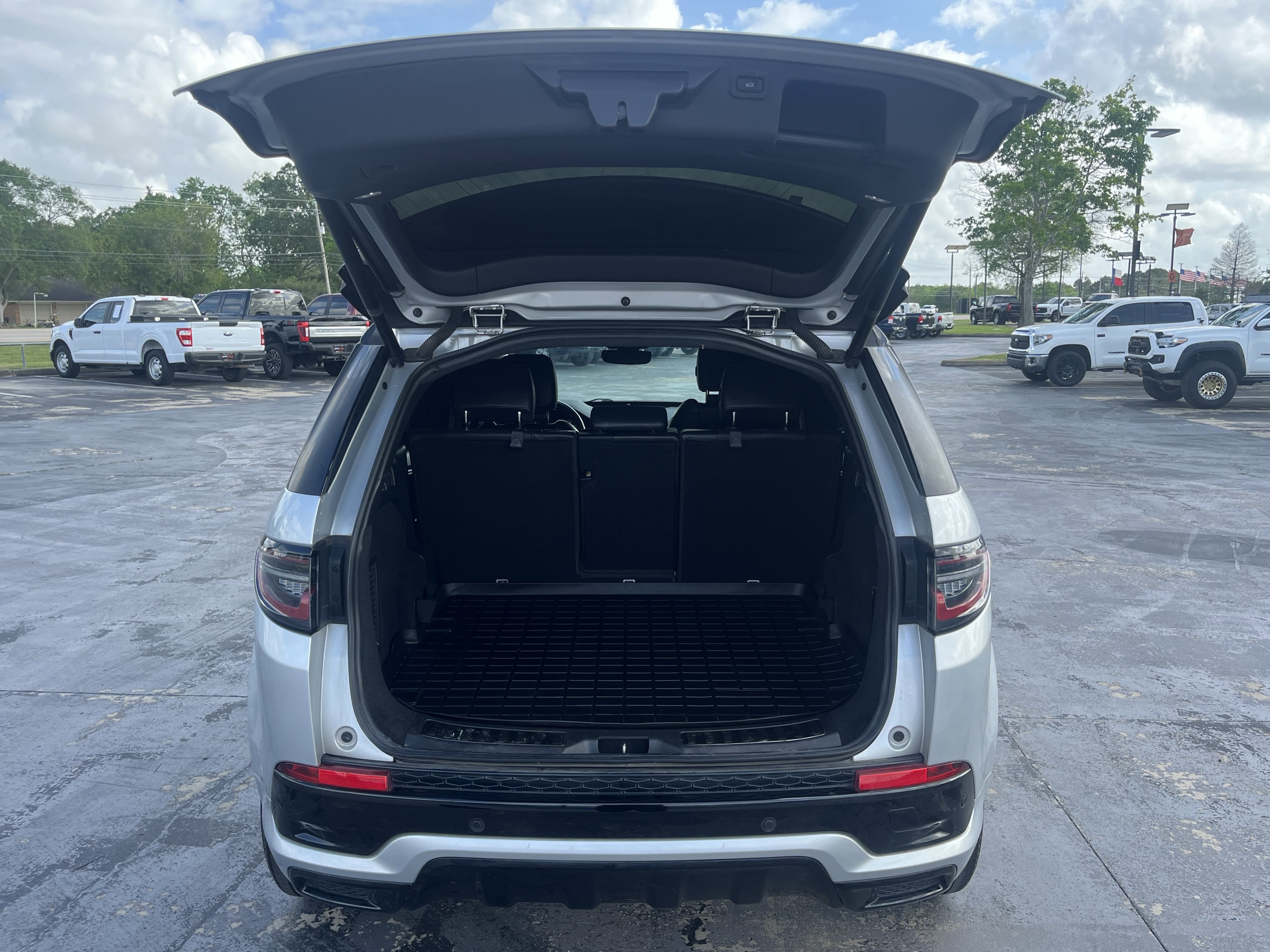 Used 2020 Land Rover Discovery Sport SE R-Dynamic AWD/4WD image 11