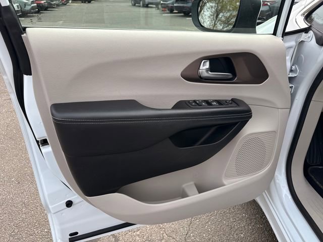 Used 2022 Chrysler Voyager LX FWD image 19