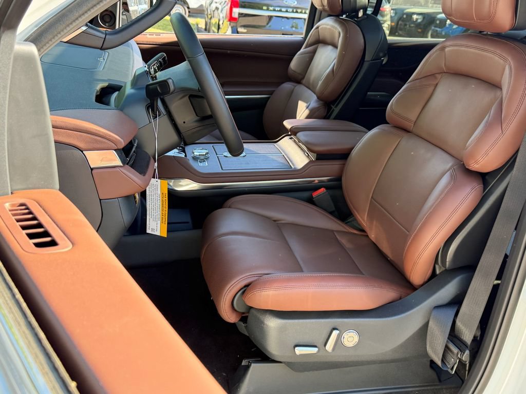 New 2026 Lincoln Navigator Reserve AWD/4WD image 12