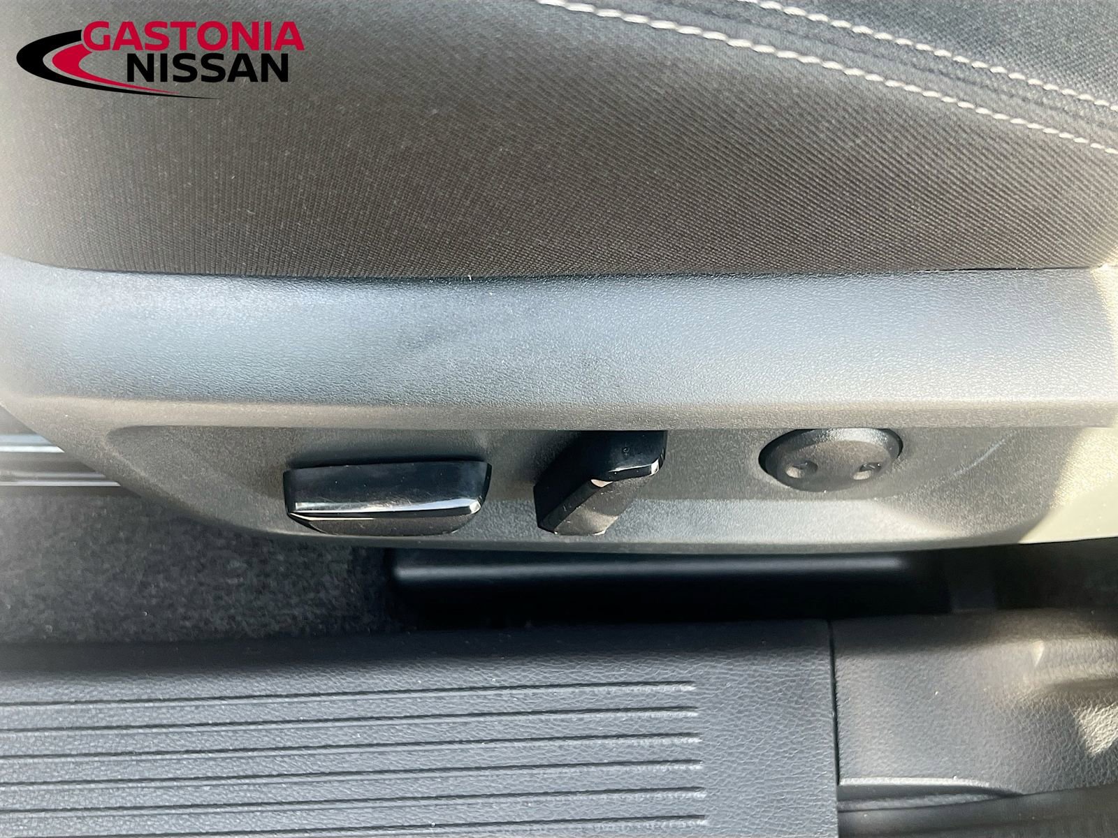 Used 2023 Nissan Rogue SV image 25