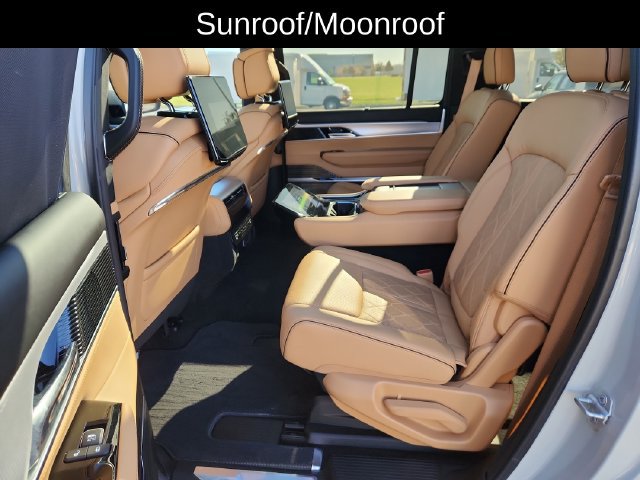 Used 2022 Jeep Grand Wagoneer Series III AWD/4WD image 28