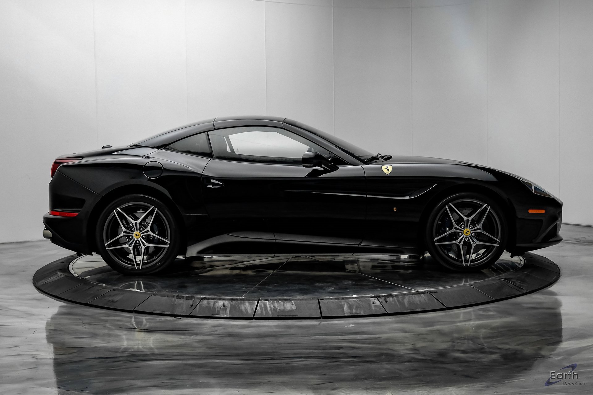 Used 2016 Ferrari California T image 21