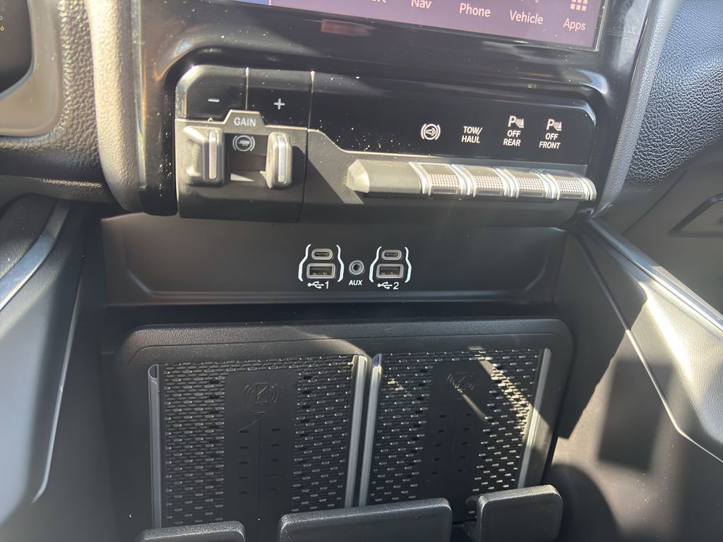 Used 2025 RAM 3500 Laramie AWD/4WD image 26