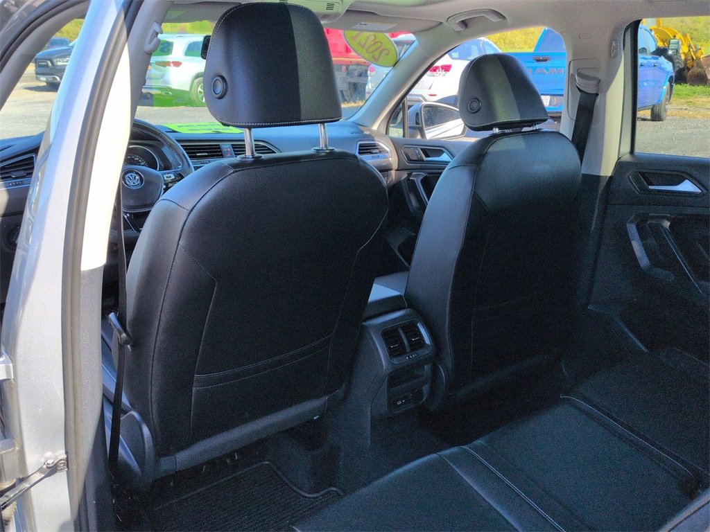 Used 2021 Volkswagen Tiguan SE w/ Panoramic Sunroof Package image 16