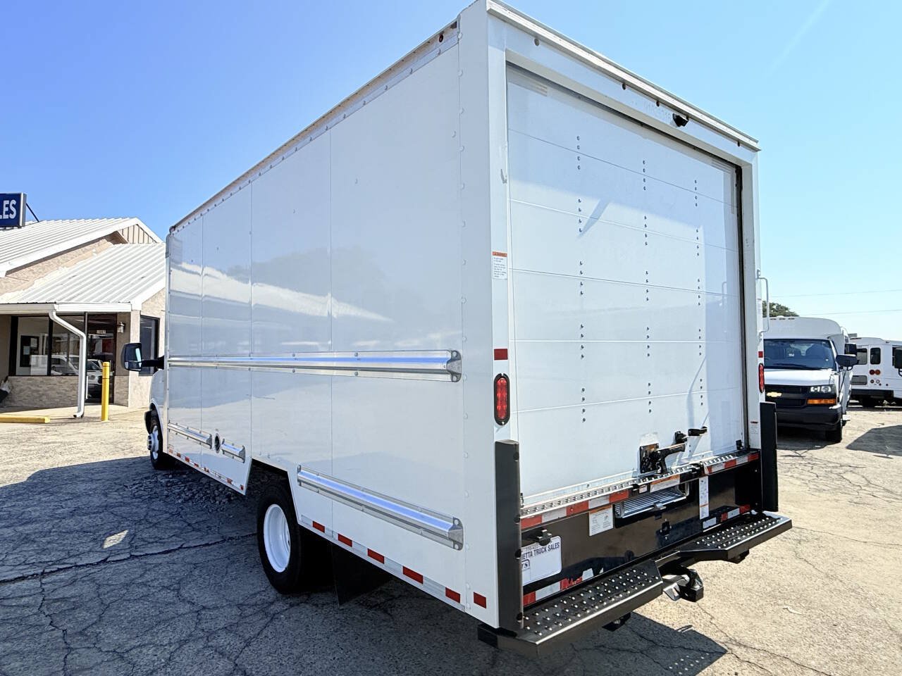 Used 2021 GMC Savana 3500 Extended RWD image 4