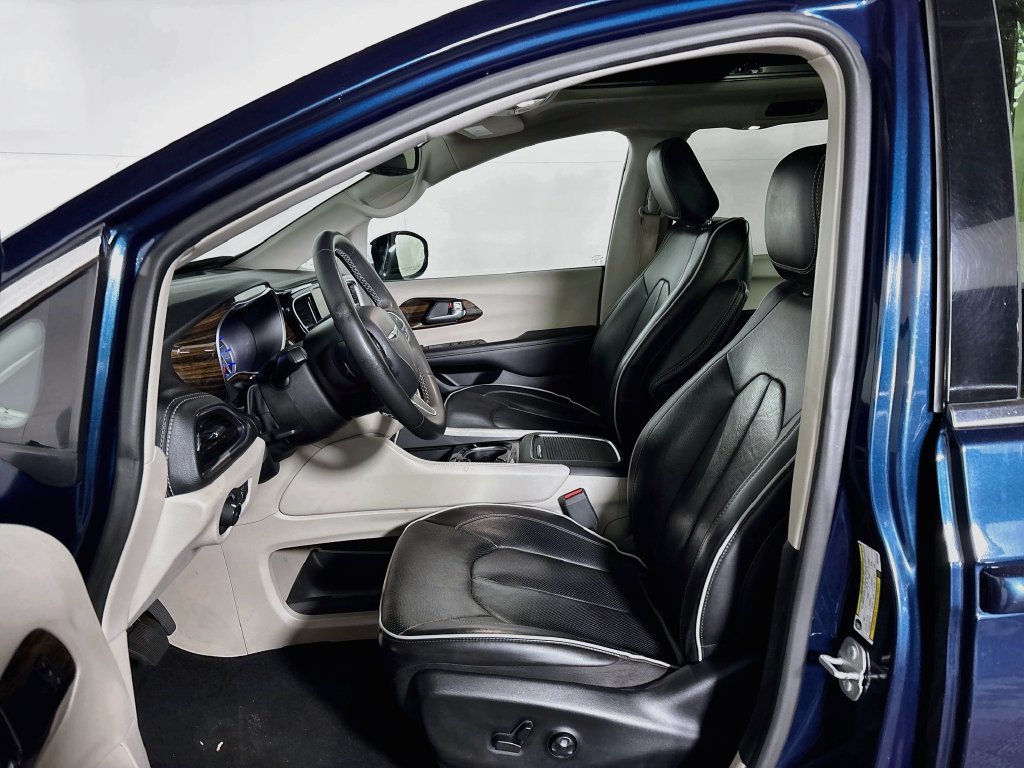 Used 2023 Chrysler Pacifica Limited FWD image 11
