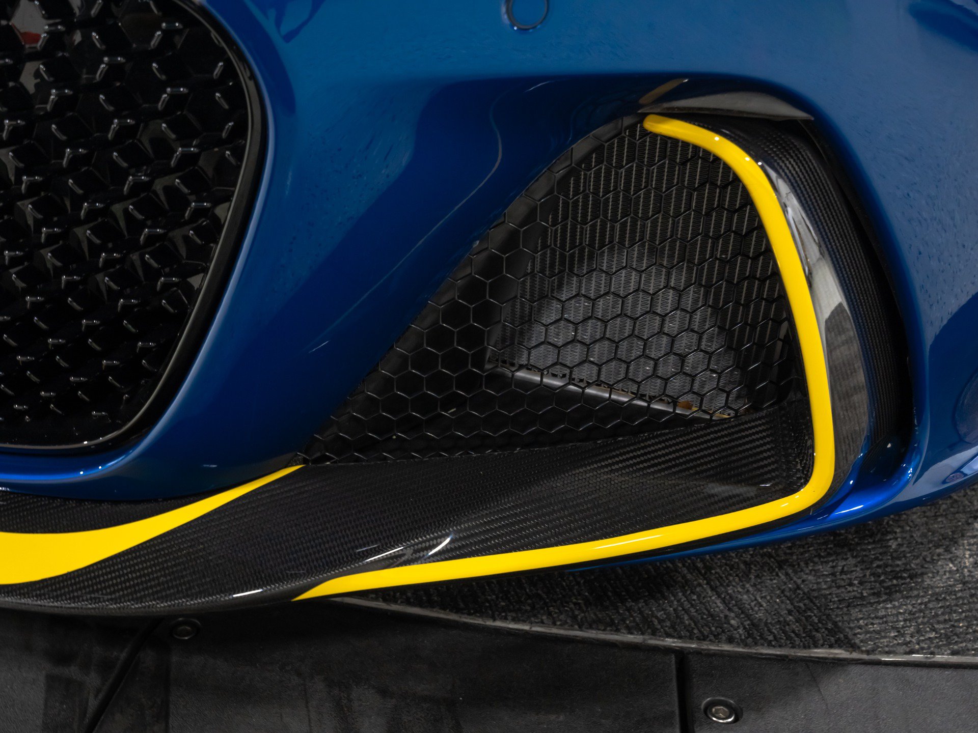 Used 2023 Aston Martin DBS Superleggera Volante RWD image 29