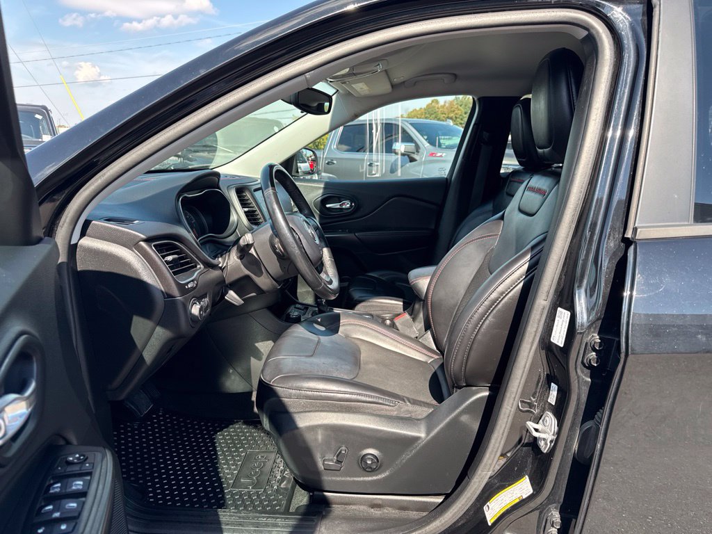 Used 2019 Jeep Cherokee Trailhawk AWD/4WD image 13