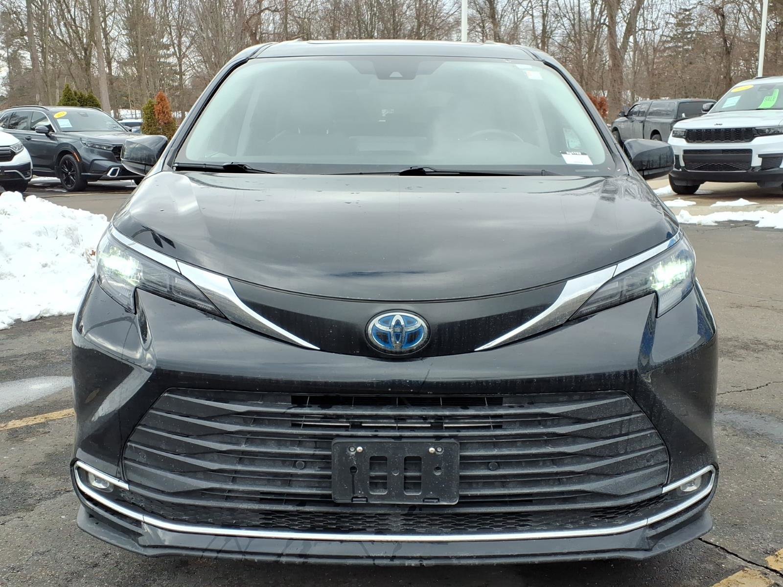 Used 2024 Toyota Sienna XLE image 2