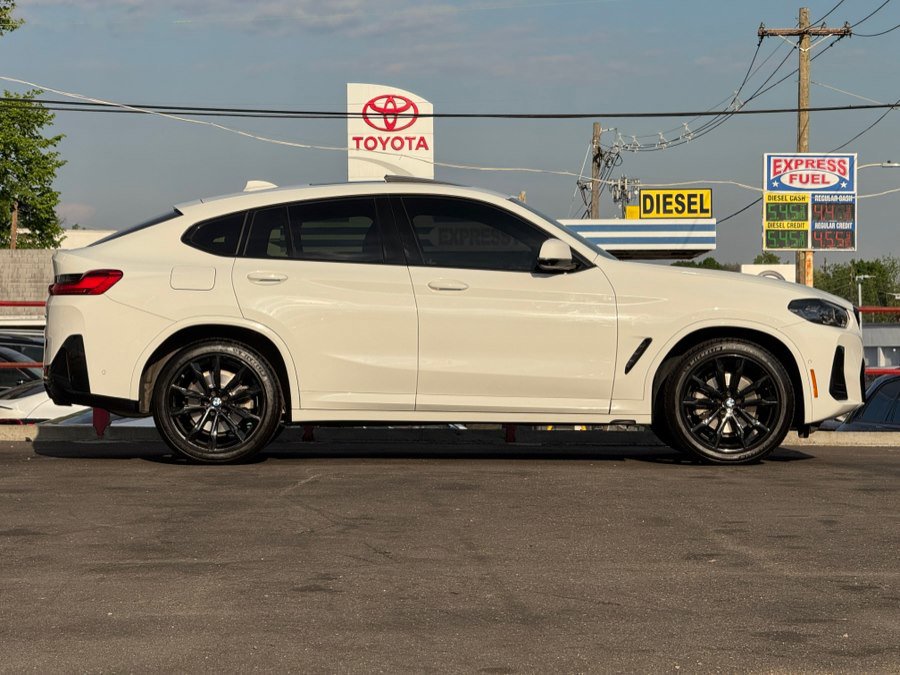 Used 2023 BMW X4 xDrive30i w/ M Sport Package 2 w/ M Sport Package AWD/4WD image 4
