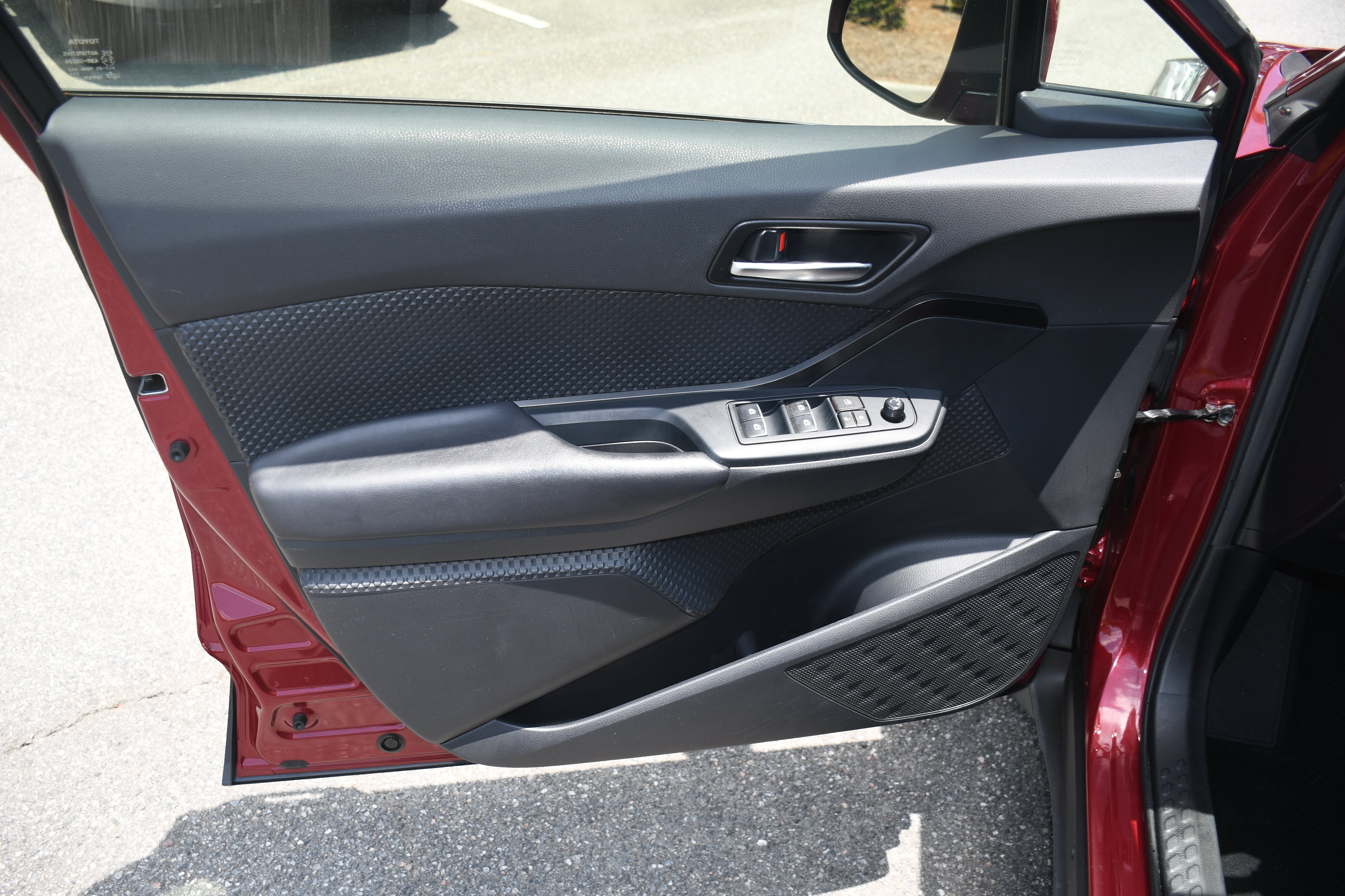 Used 2018 Toyota C-HR XLE FWD image 9