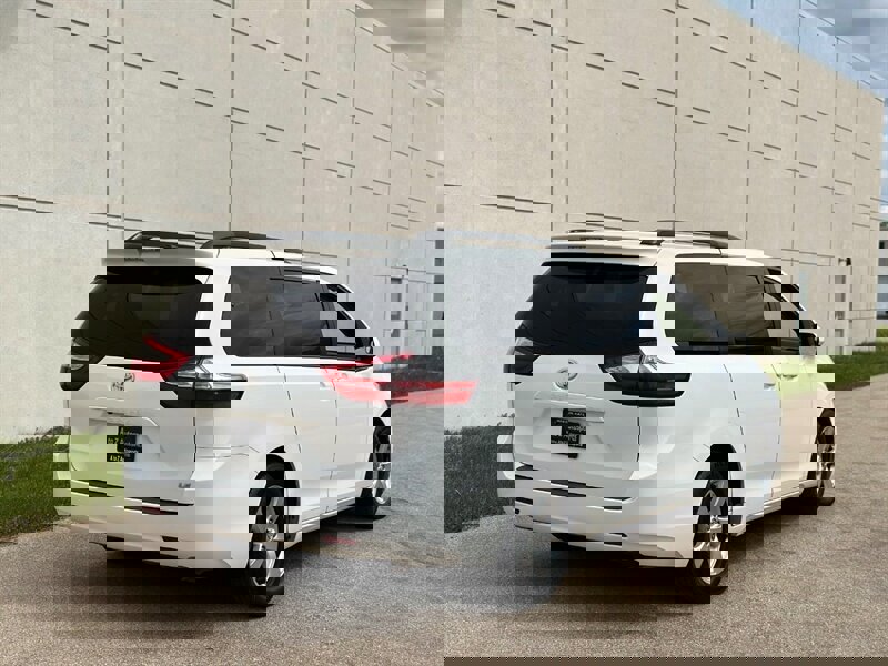 Used 2016 Toyota Sienna LE image 9