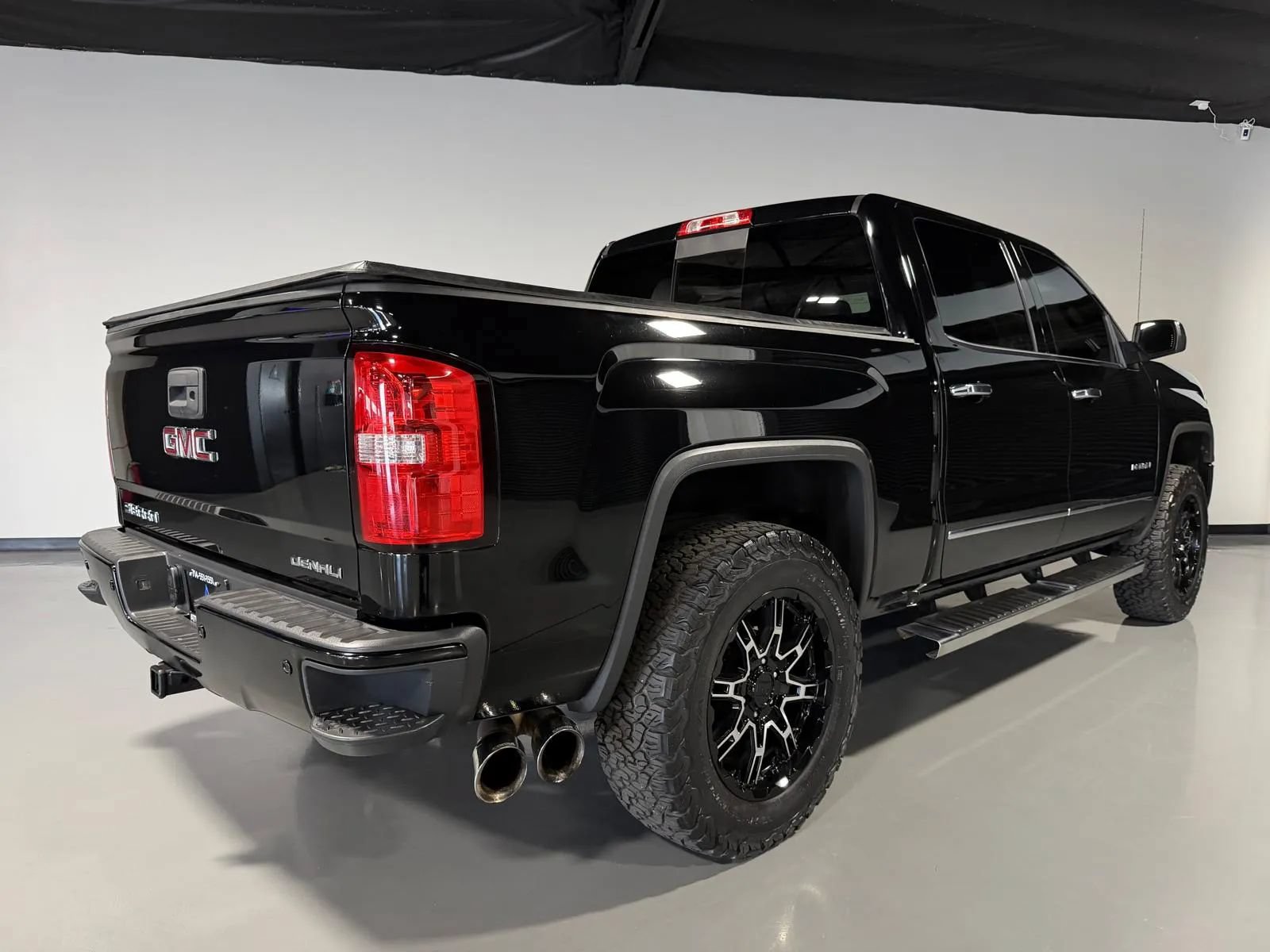 Used 2014 GMC Sierra 1500 Denali w/ Suspension Package, Off-Road AWD/4WD image 4