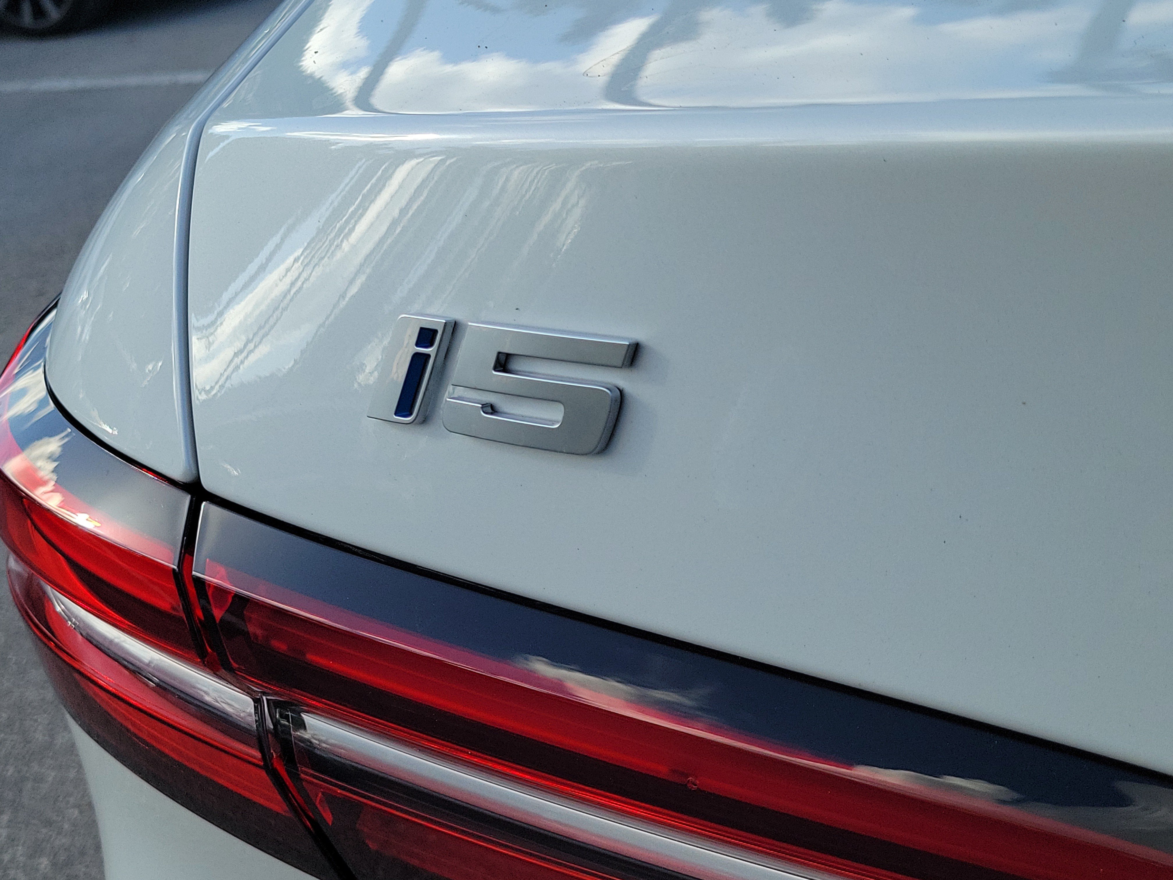 Used 2026 BMW i5 eDrive40 w/ Premium Package RWD image 6