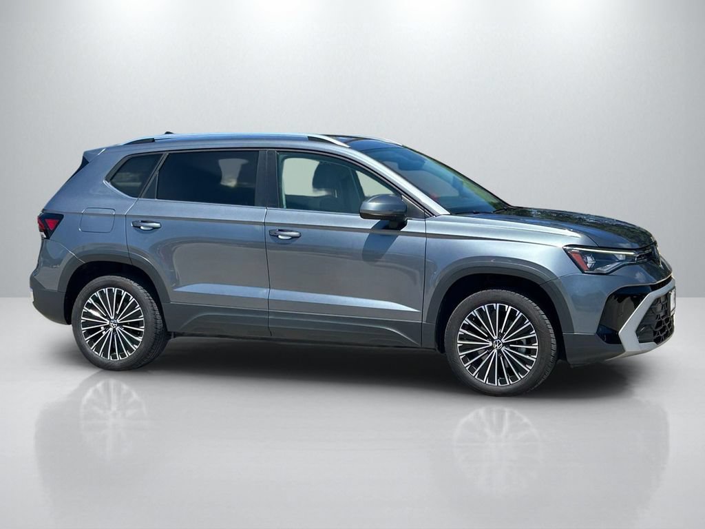 Used 2025 Volkswagen Taos SE FWD image 4