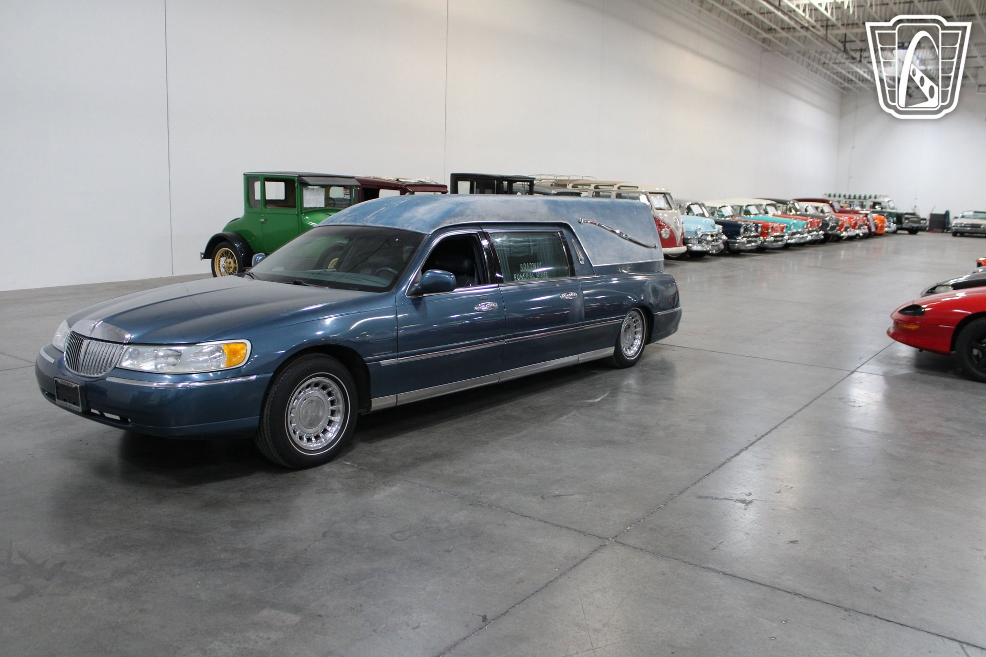 Used 2001 Lincoln Town Car Executive RWD image 2