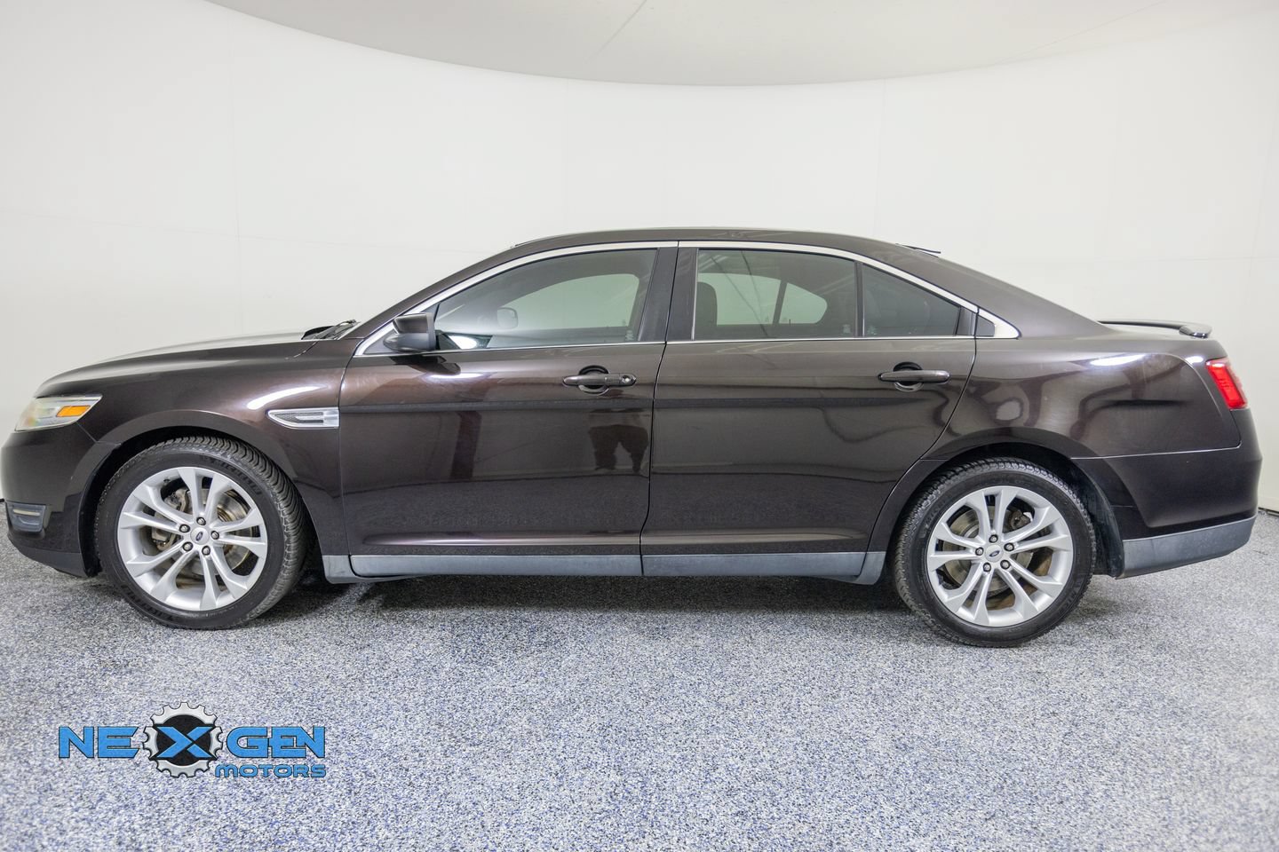 Used 2013 Ford Taurus SEL FWD image 4