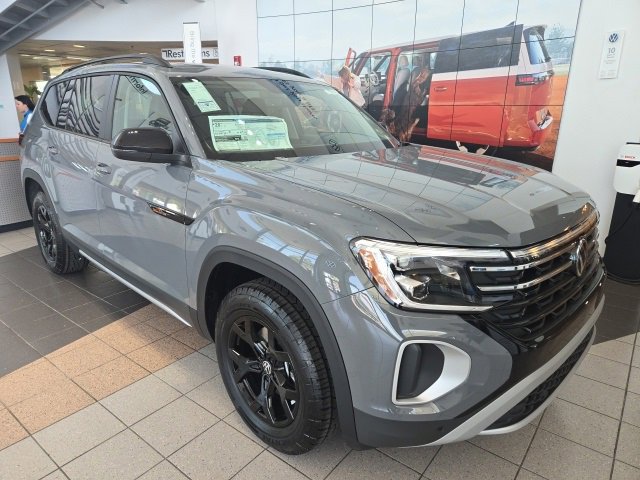 New 2025 Volkswagen Atlas Peak Edition SE image 2