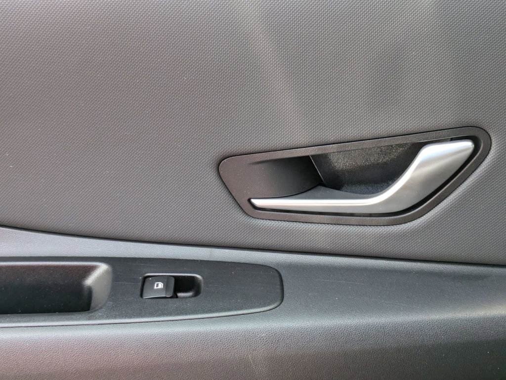 Used 2025 Hyundai Elantra SEL FWD image 26