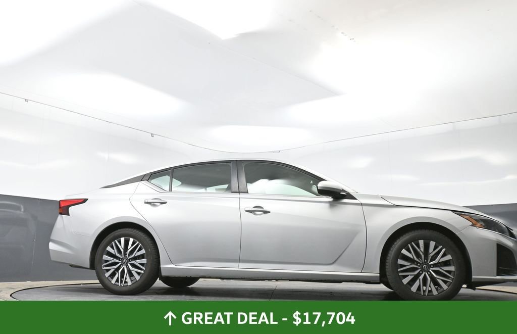 Used 2023 Nissan Altima 2.5 SV FWD image 46