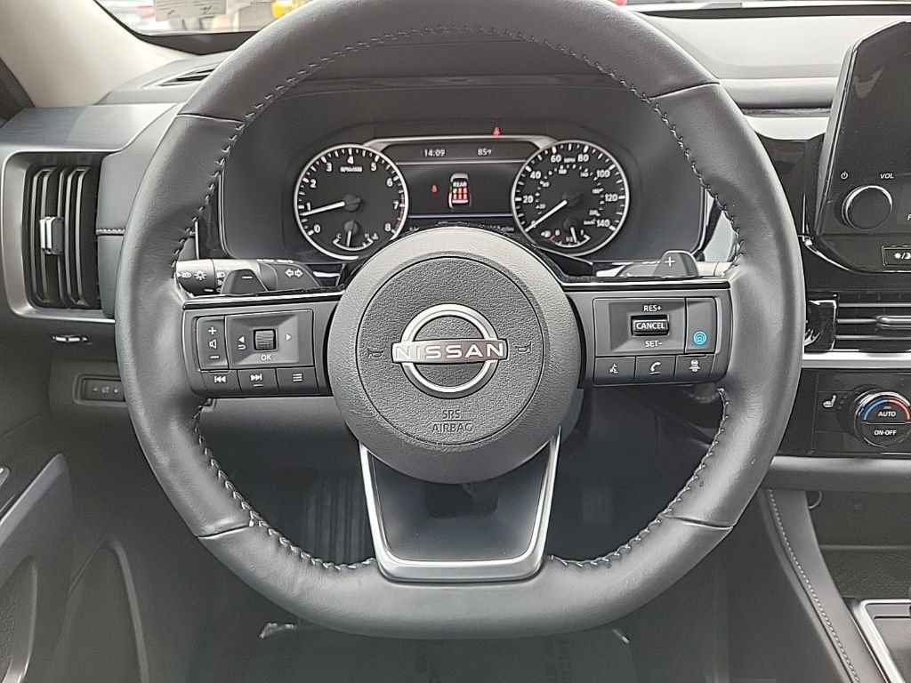 Used 2025 Nissan Pathfinder SL AWD/4WD image 25