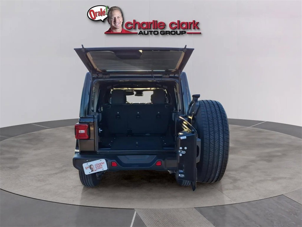 Used 2025 Jeep Wrangler Sahara image 9