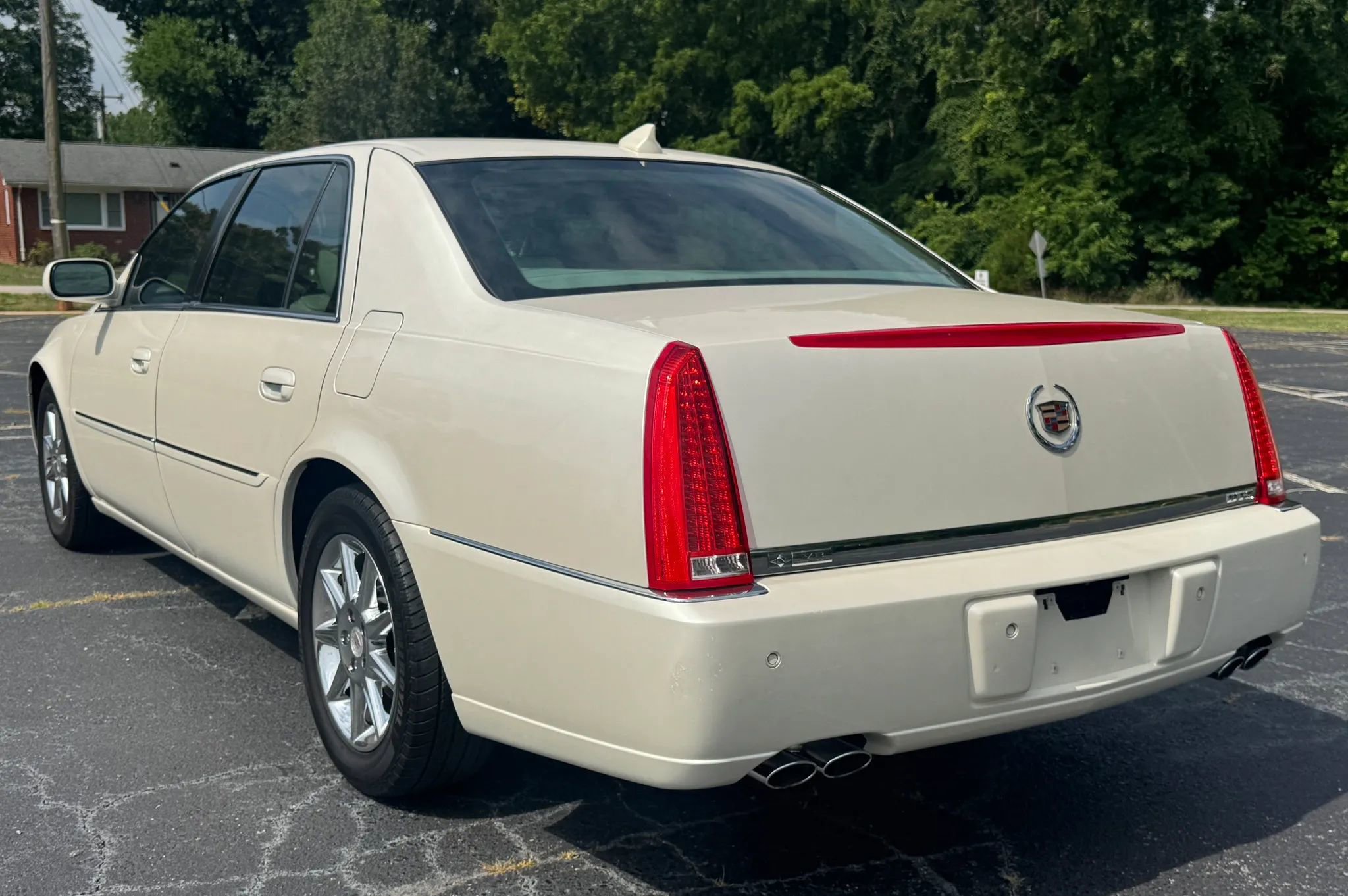 Used 2011 Cadillac DTS Luxury FWD image 5
