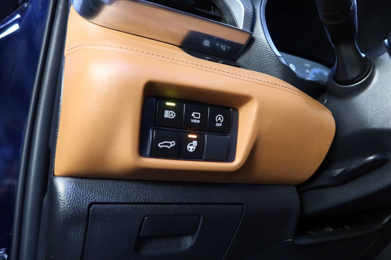 Used 2024 Toyota Highlander Platinum image 28