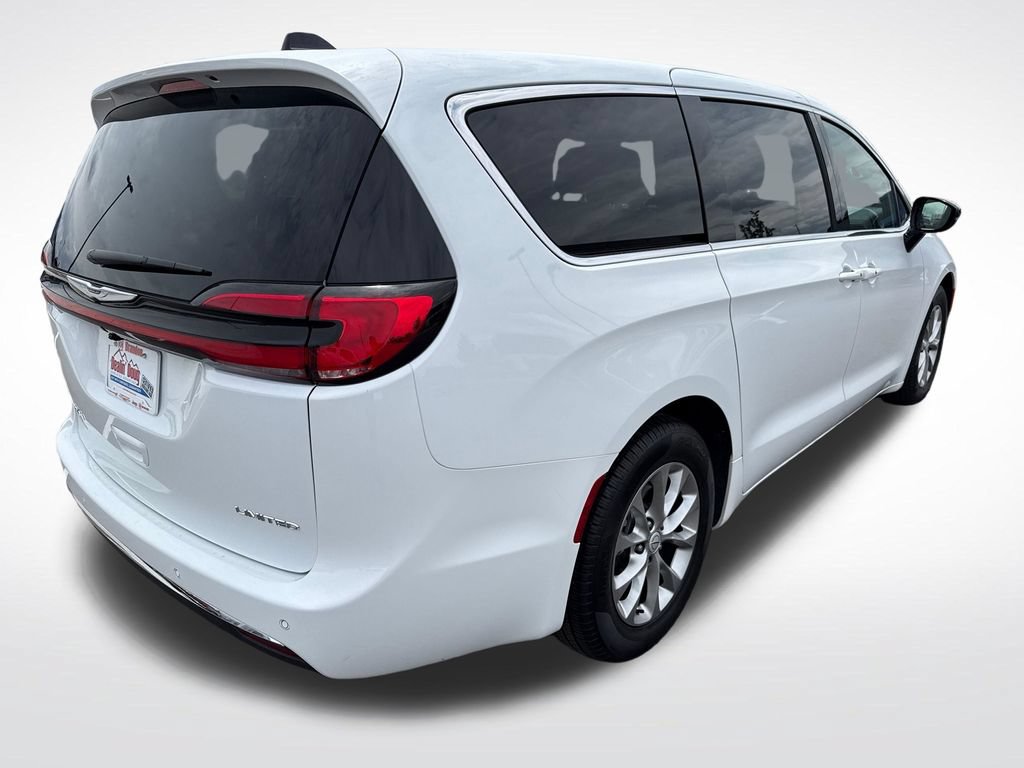 Used 2026 Chrysler Pacifica Limited FWD image 7
