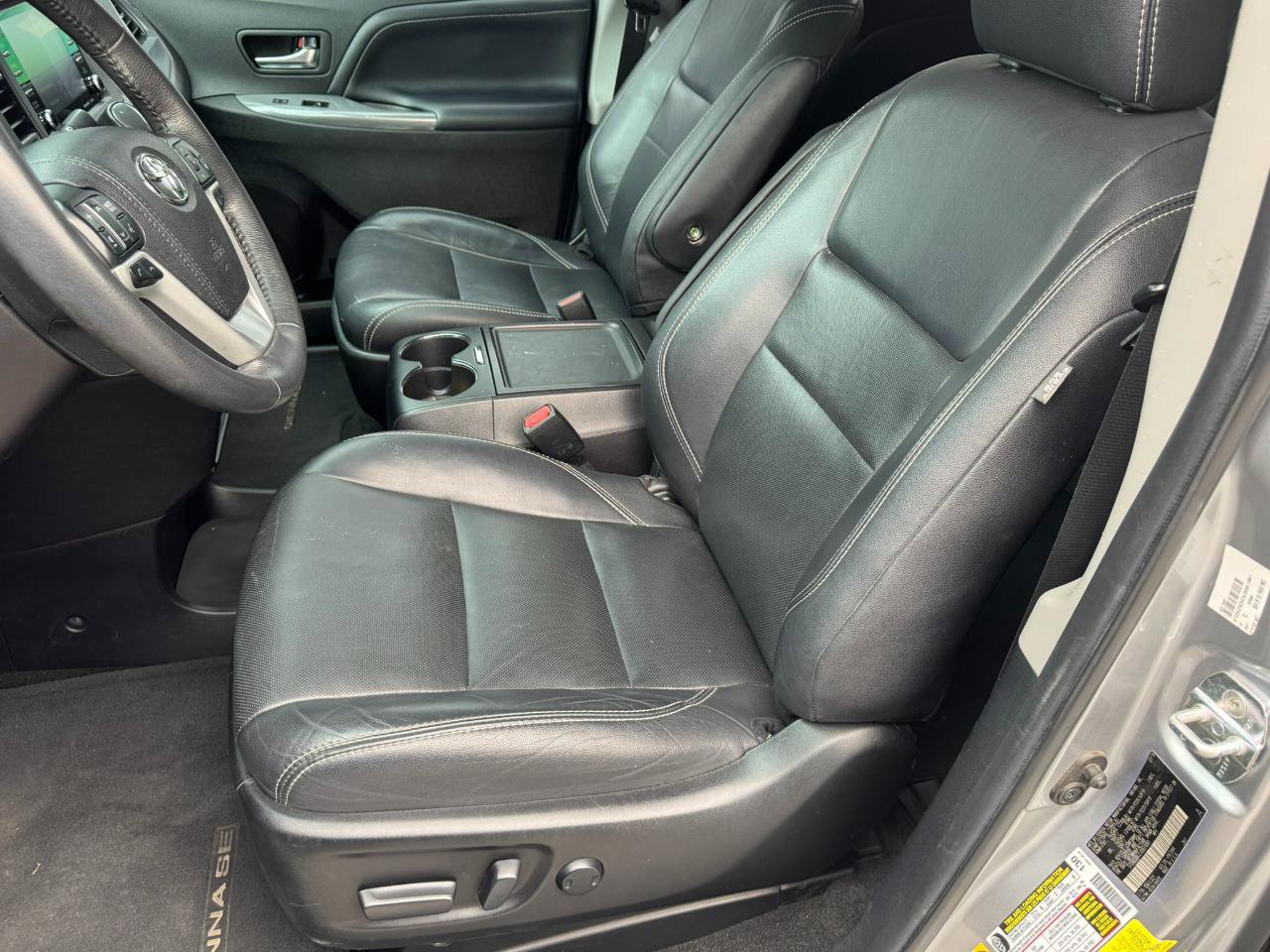 Used 2018 Toyota Sienna SE Premium w/ Carpet Mat Package FWD image 10