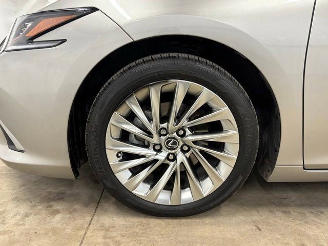 Used 2021 Lexus ES 300h Ultra Luxury w/ Accessory Package 2 FWD image 8