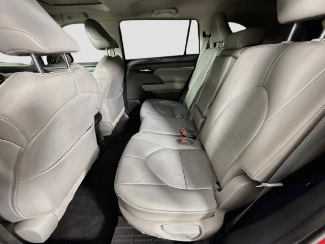 Used 2023 Toyota Highlander XLE FWD image 24