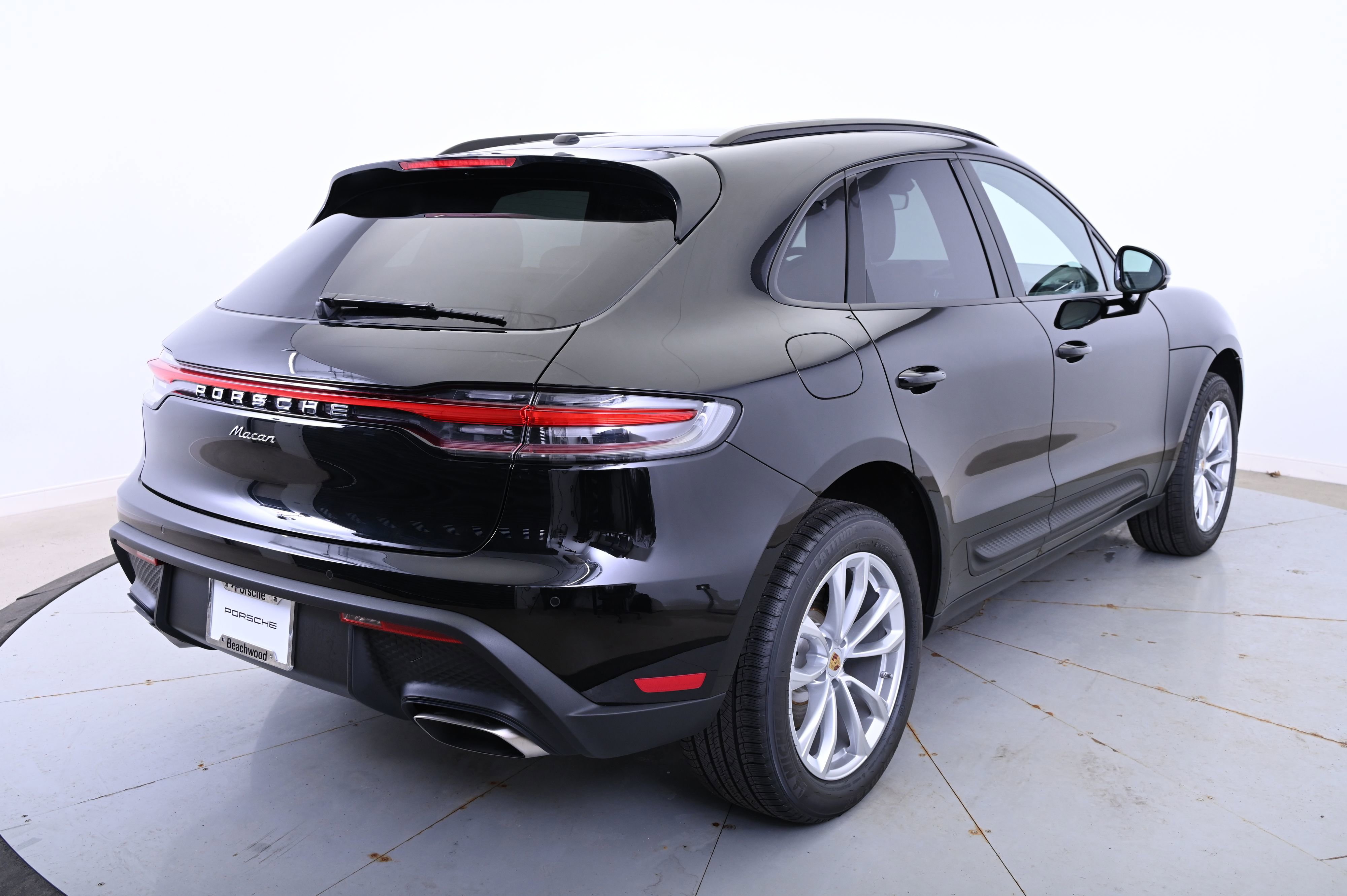 Certified 2025 Porsche Macan image 7