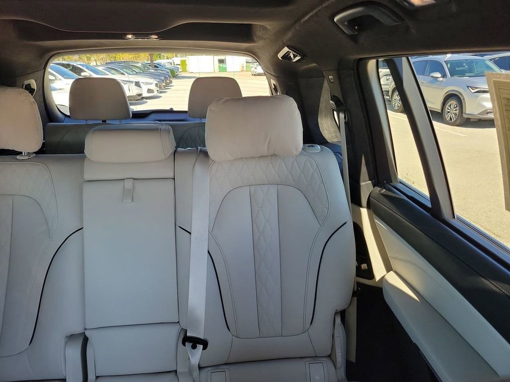 Used 2025 BMW X7 M60i image 6