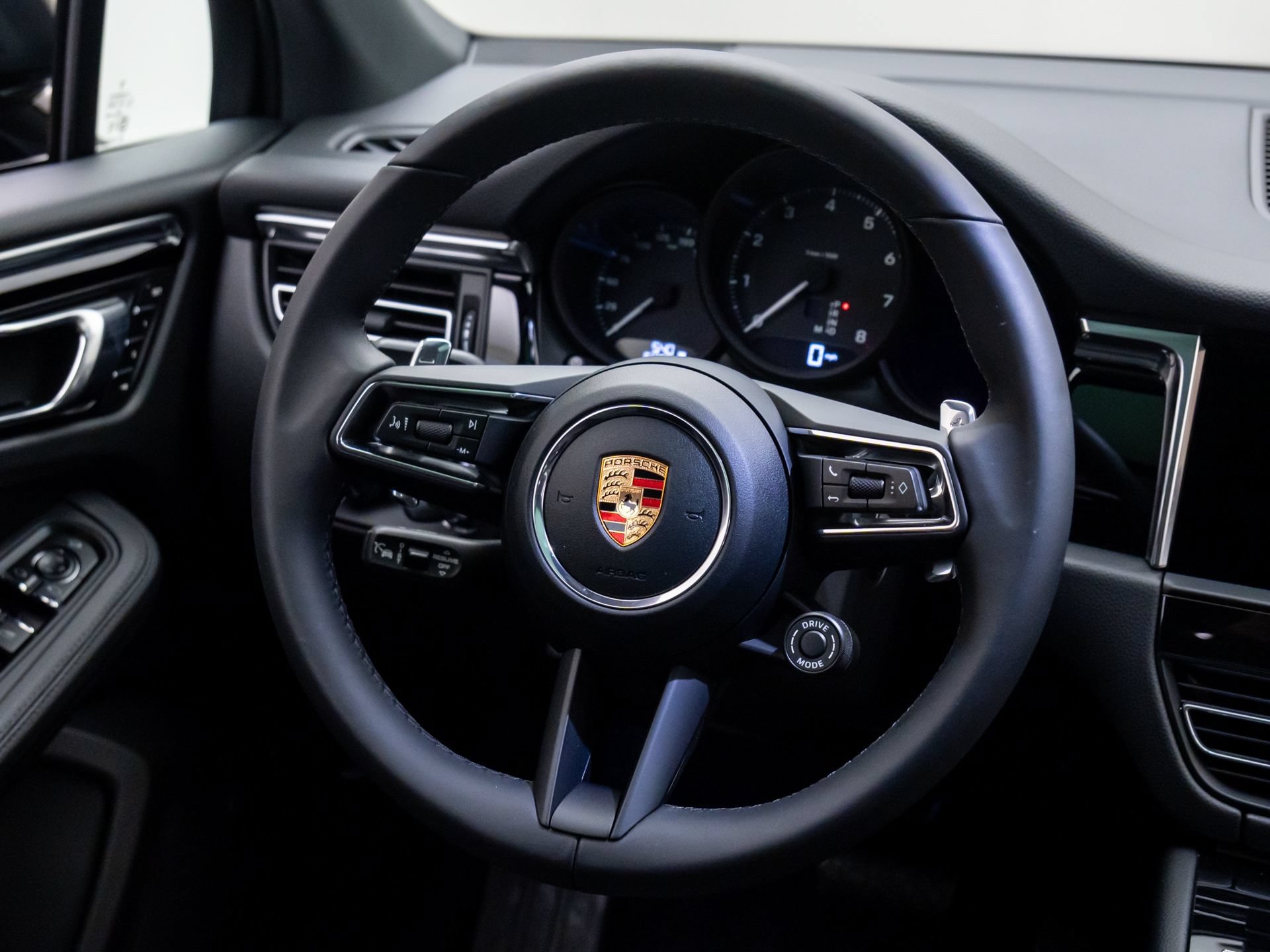 Certified 2026 Porsche Macan AWD/4WD image 12