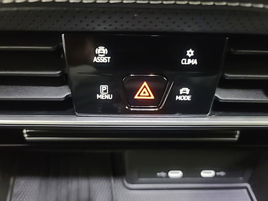 Used 2025 Volkswagen Atlas Cross Sport SE image 34