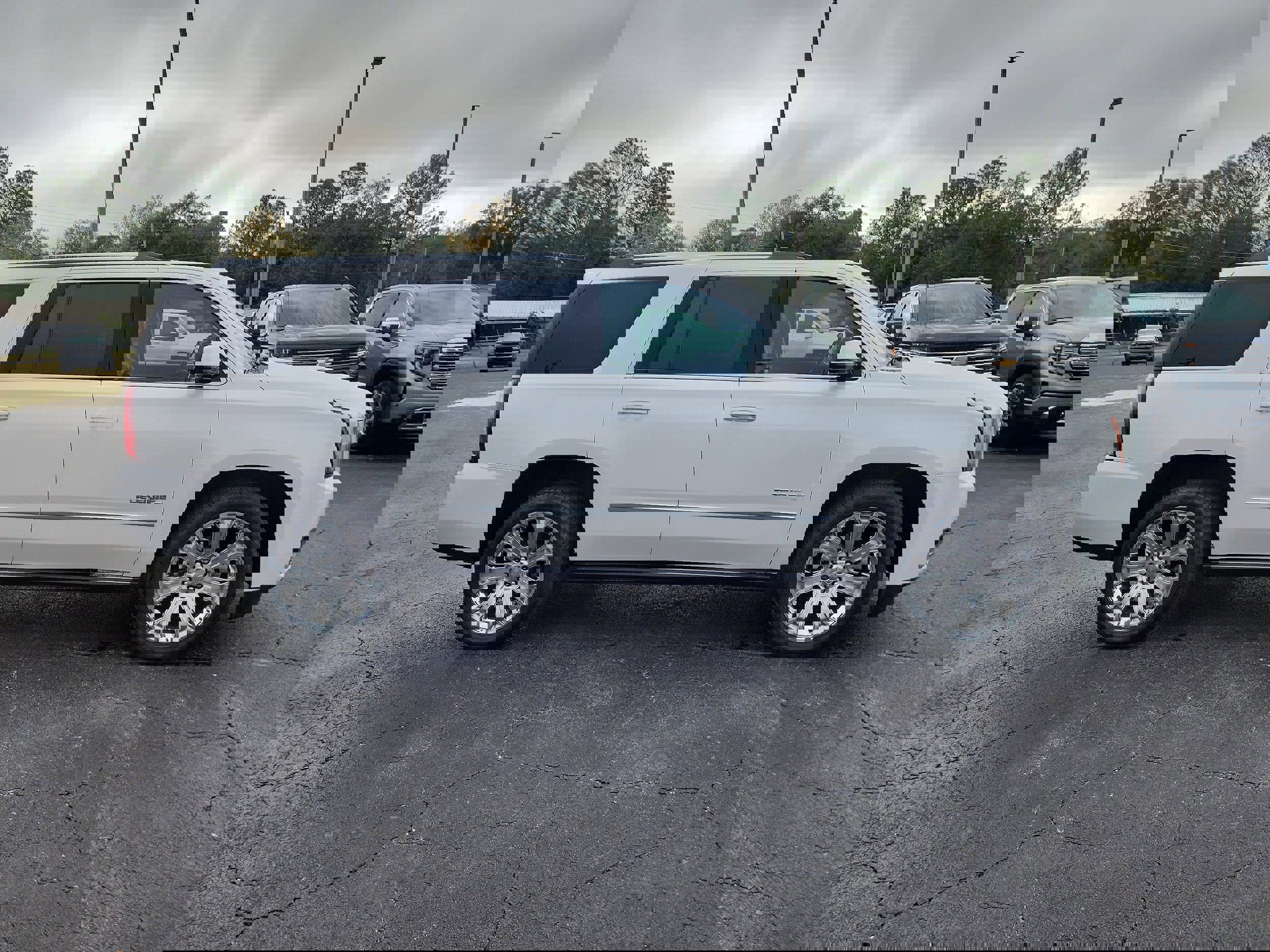Used 2019 GMC Yukon Denali w/ Denali Ultimate Package image 3