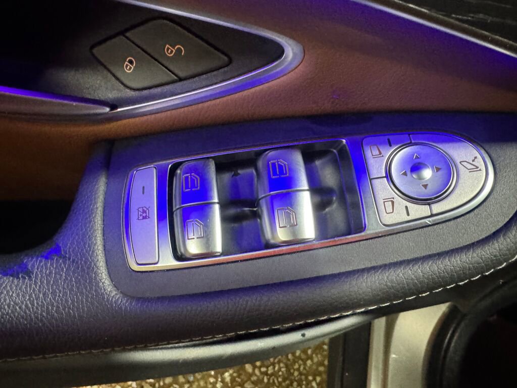 Used 2021 Mercedes-Benz GLC 300 4MATIC image 5