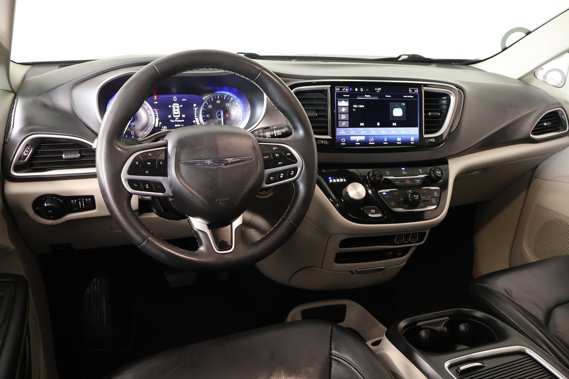Used 2022 Chrysler Pacifica Touring-L FWD image 2