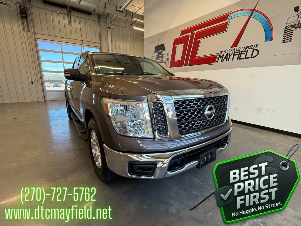 Used 2018 Nissan Titan SV image 1