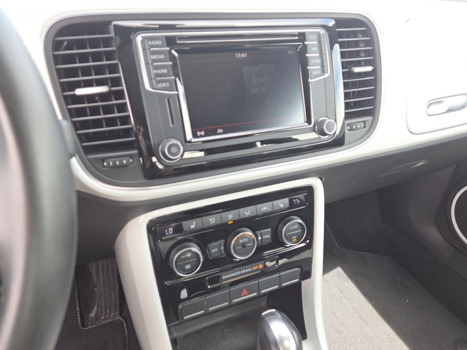 Used 2019 Volkswagen Beetle 2.0T SE FWD image 24
