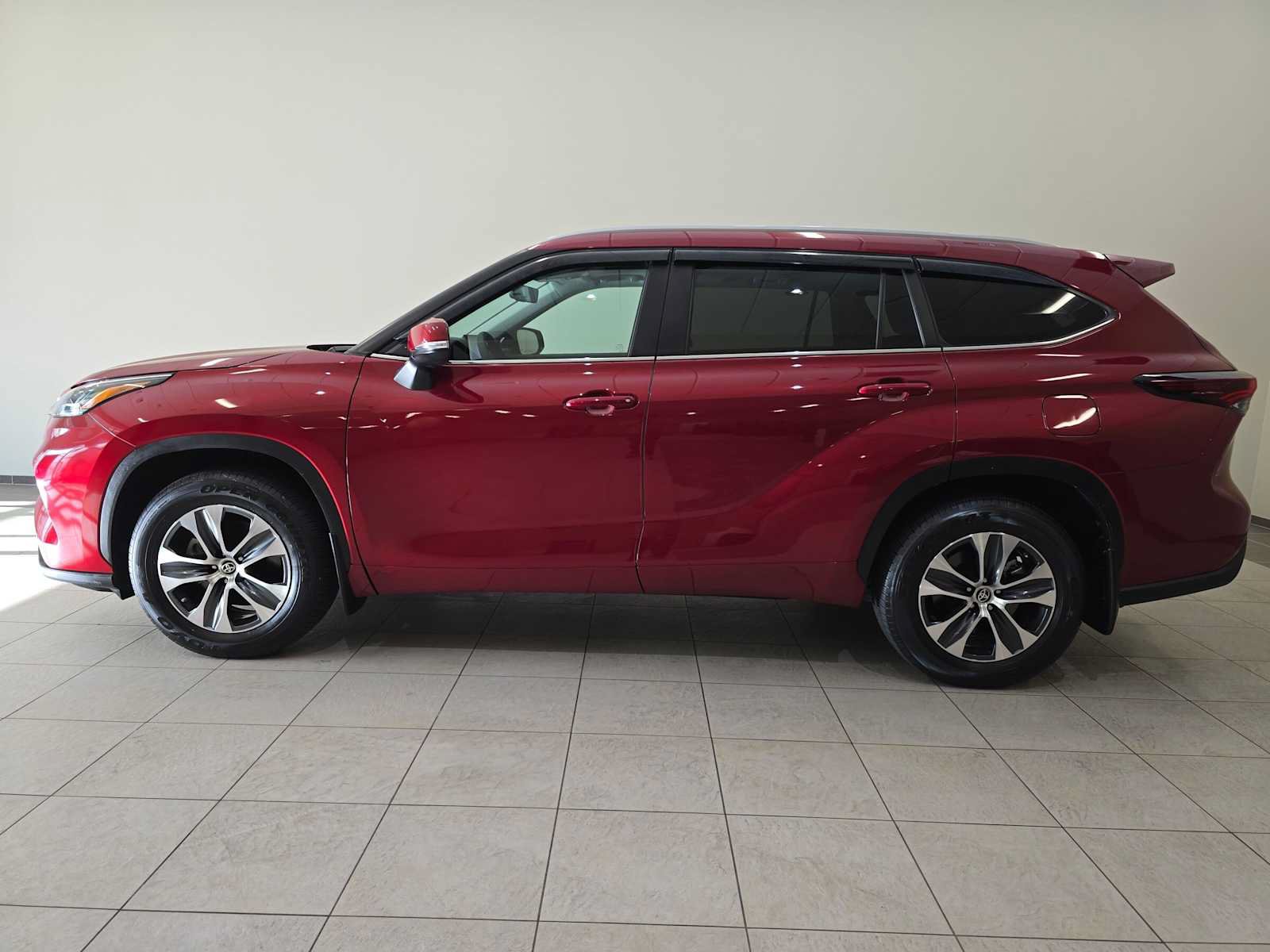 Certified 2024 Toyota Highlander XLE AWD/4WD image 3