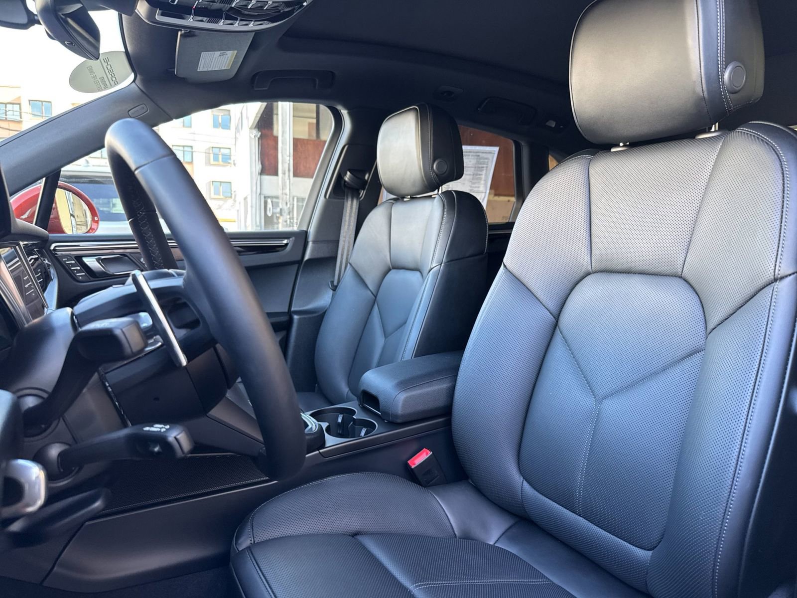 Certified 2025 Porsche Macan image 5