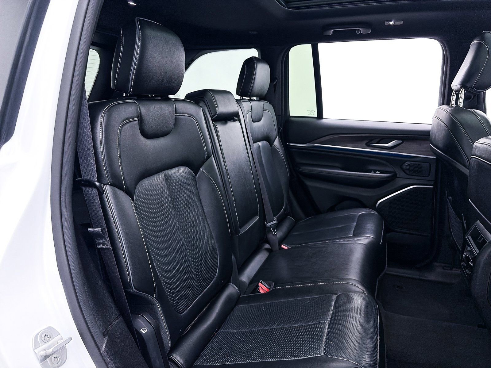 Used 2023 Jeep Grand Cherokee Overland AWD/4WD image 53