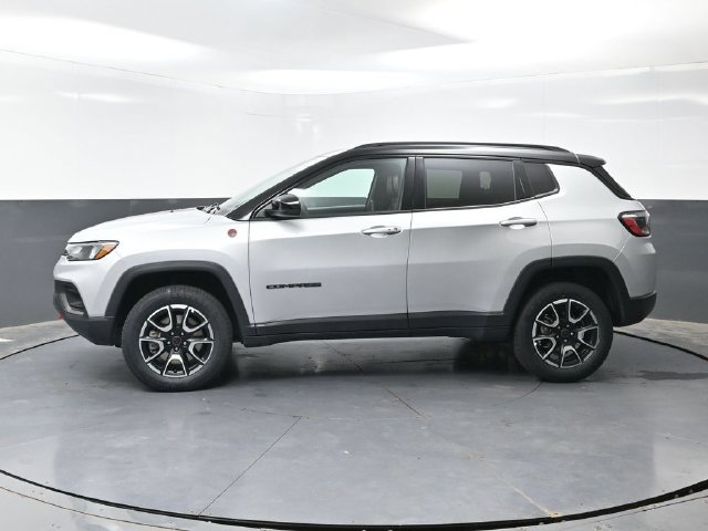 Used 2025 Jeep Compass Trailhawk AWD/4WD image 11