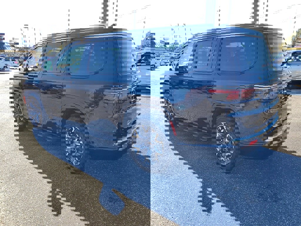 Used 2023 Jeep Wagoneer Series III w/ Preferred Equipment Group image 3