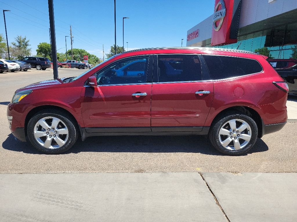 Used 2017 Chevrolet Traverse LT w/ Style and Technology Package FWD image 4
