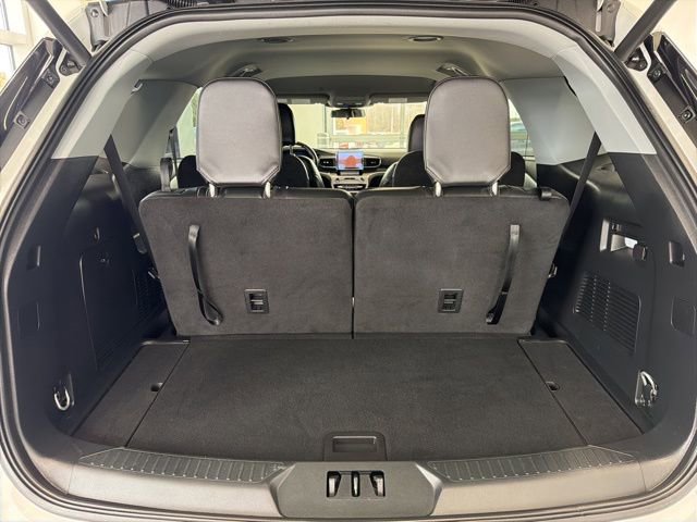 Used 2023 Ford Explorer XLT w/ Equipment Group 202A image 8